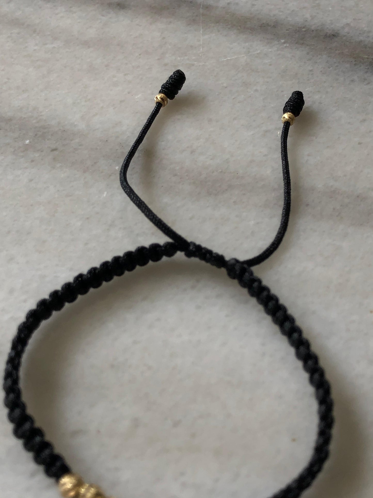 PULSERA TEJIDA EN HILO NEGRO ORO 18K
