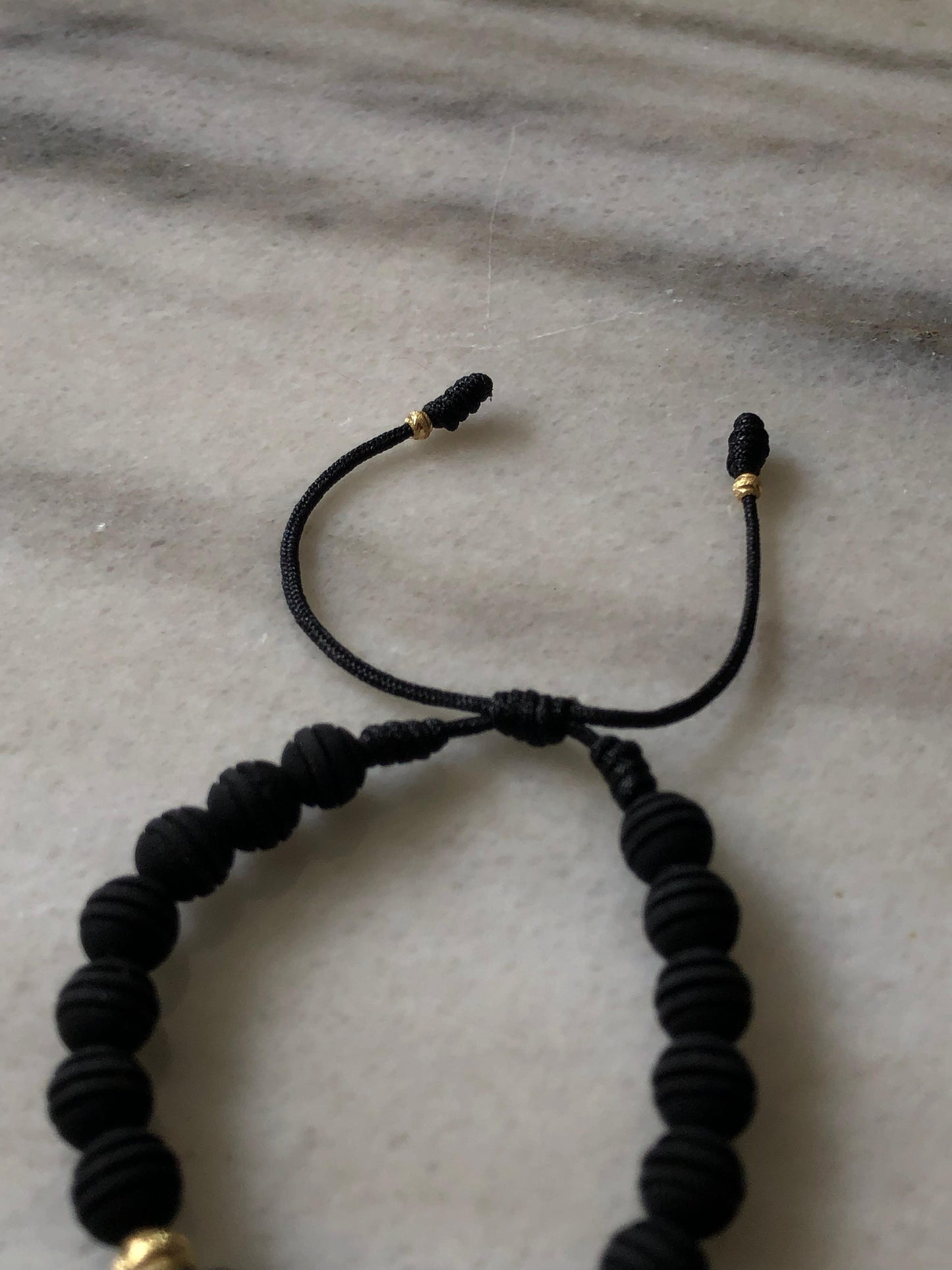 PULSERA EN ORO 18K CON NEOPRENOS NEGROS