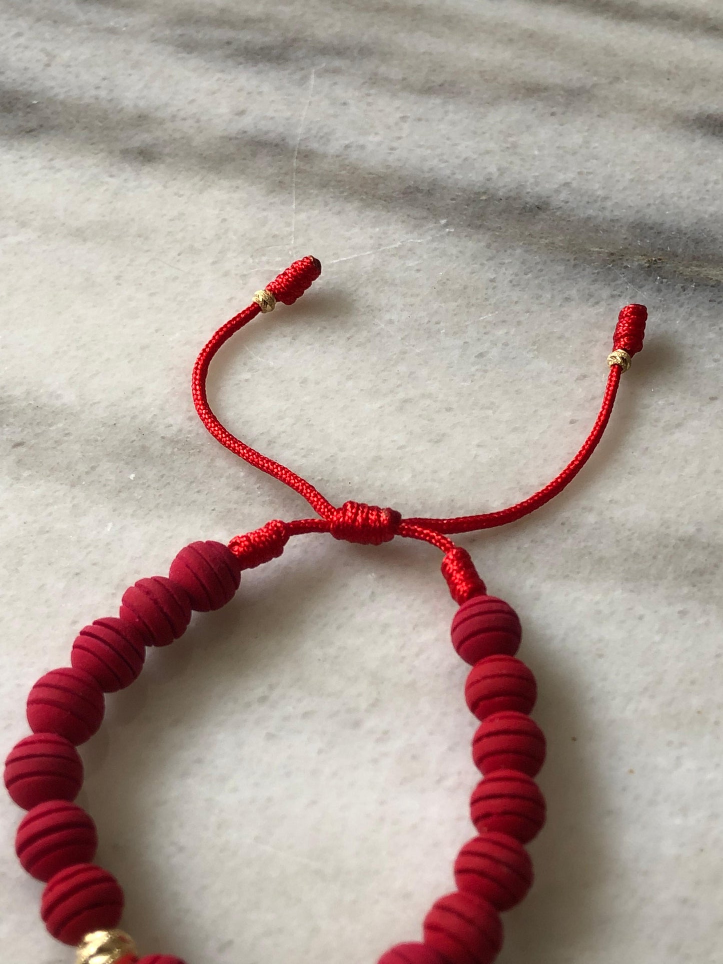 PULSERA EN ORO 18K CON NEOPRENOS ROJOS
