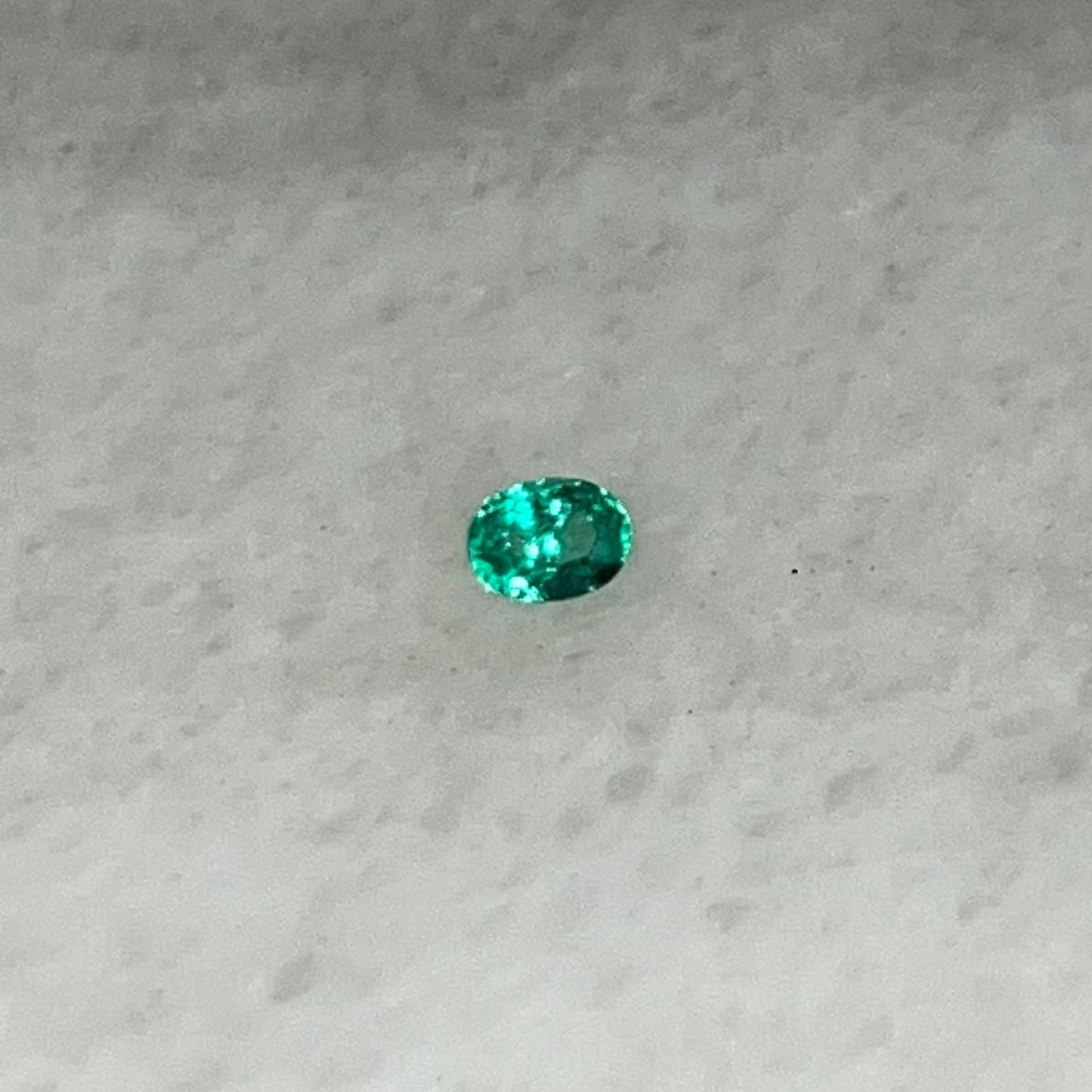 ESMERALDA NATURAL TALLA OVALO 0,16 CT C:2870