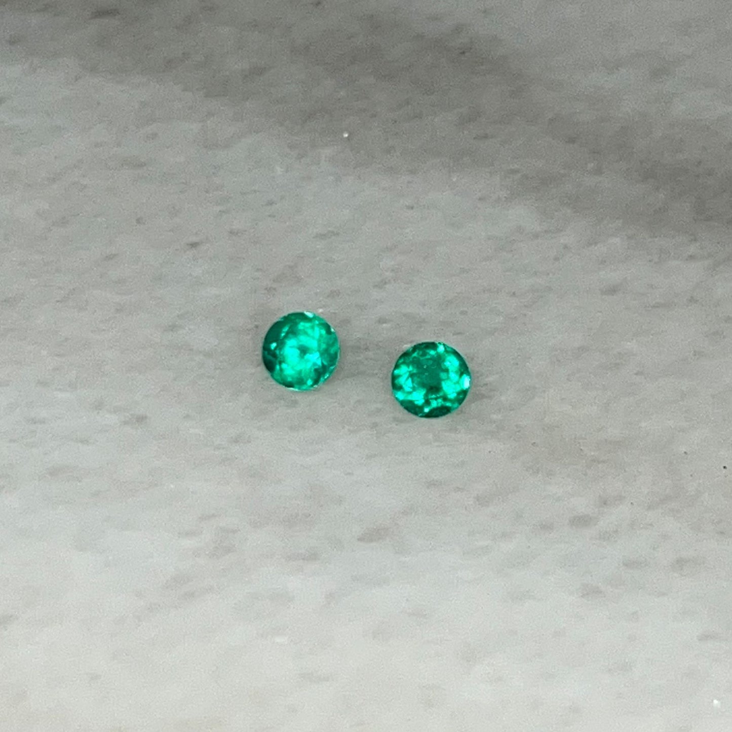PAREJA ESMERALDA NATURAL TALLA REDONDA 0,35 CT C:2878