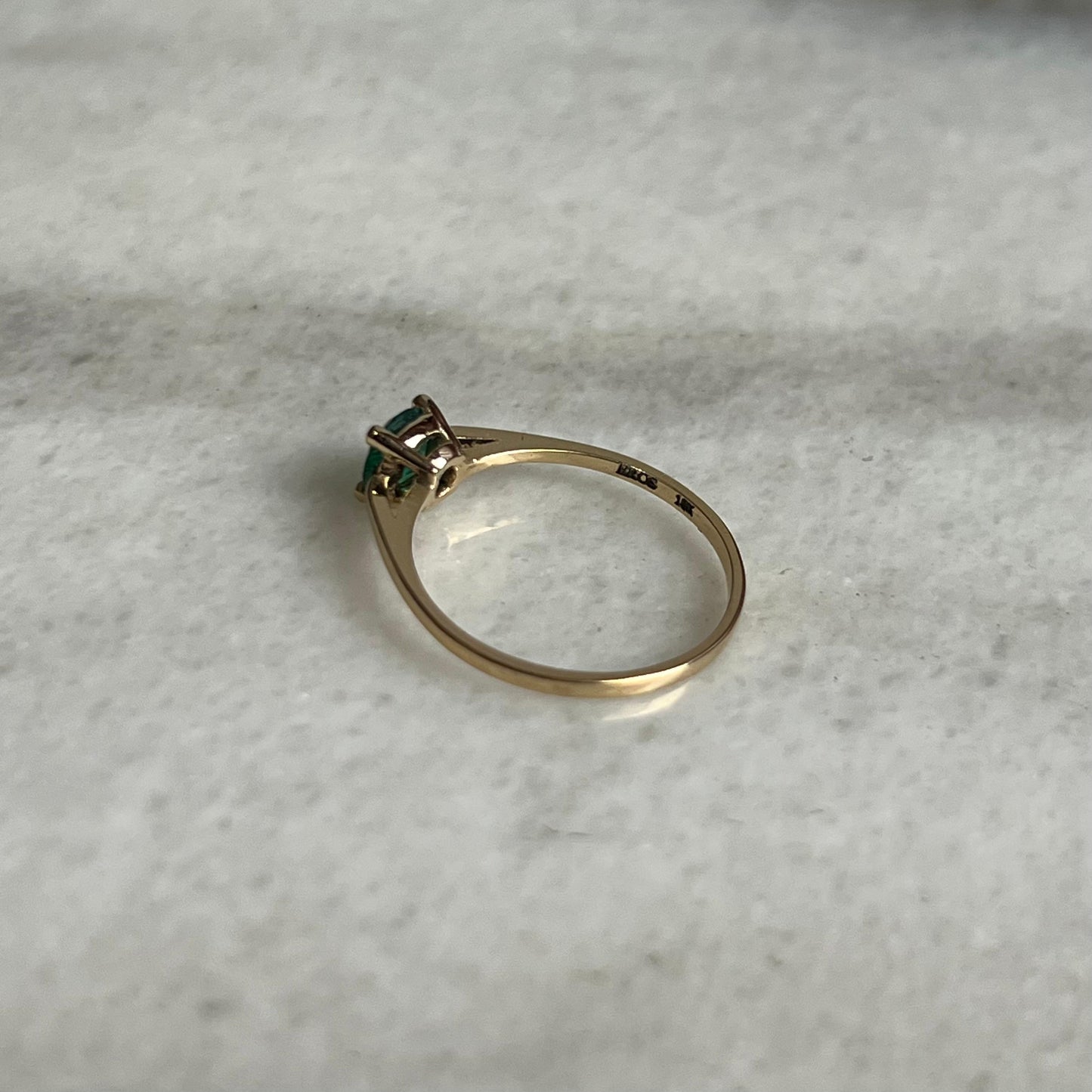 SOLITARIO EROS EN ORO 18K ESMERALDA 0,40CT