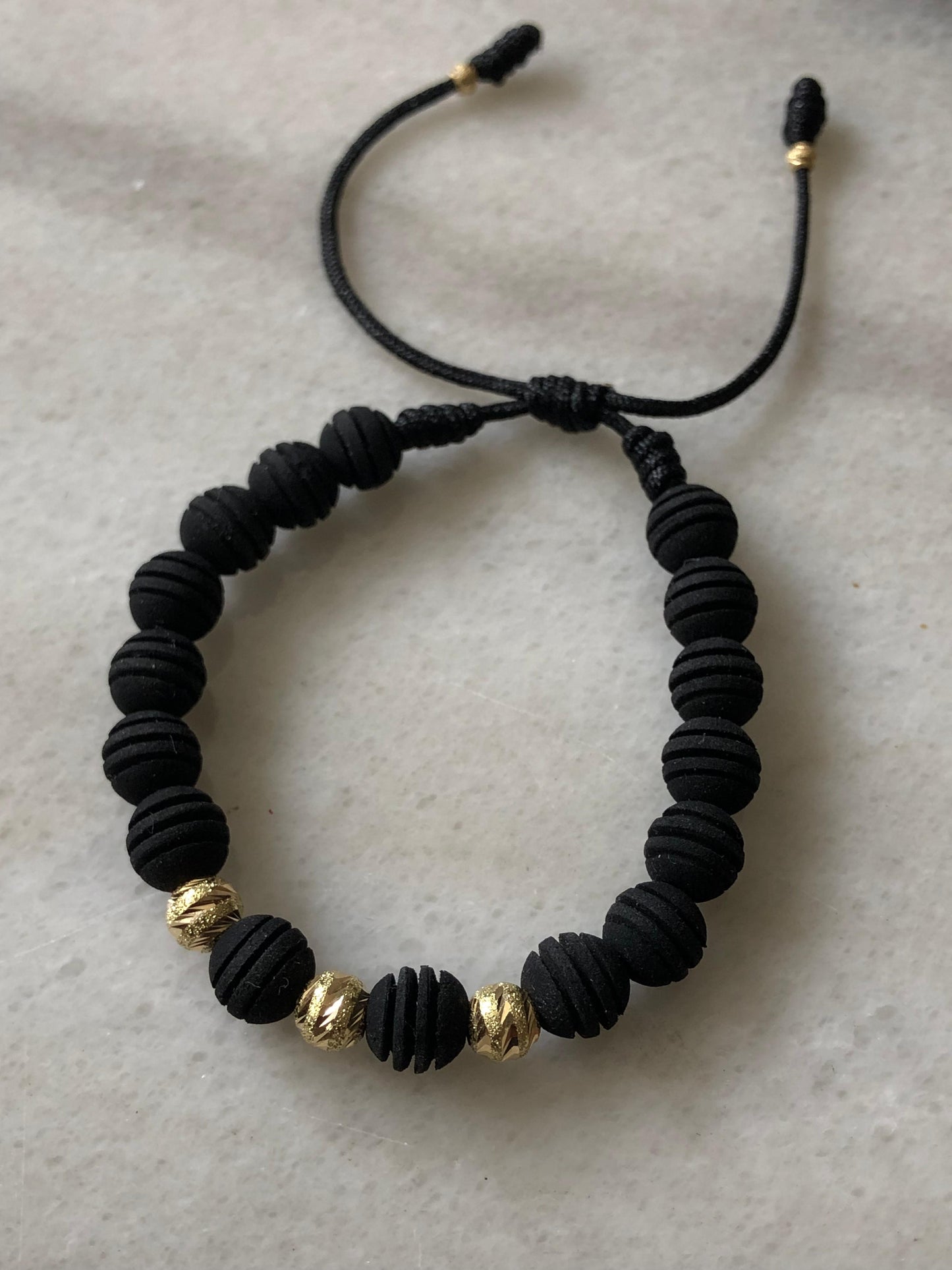 Pulsera en oro 18k con neoprenos negros