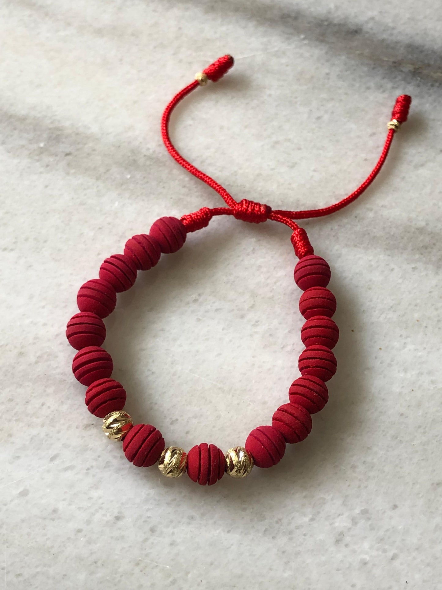 Pulsera en oro 18k con neoprenos rojos