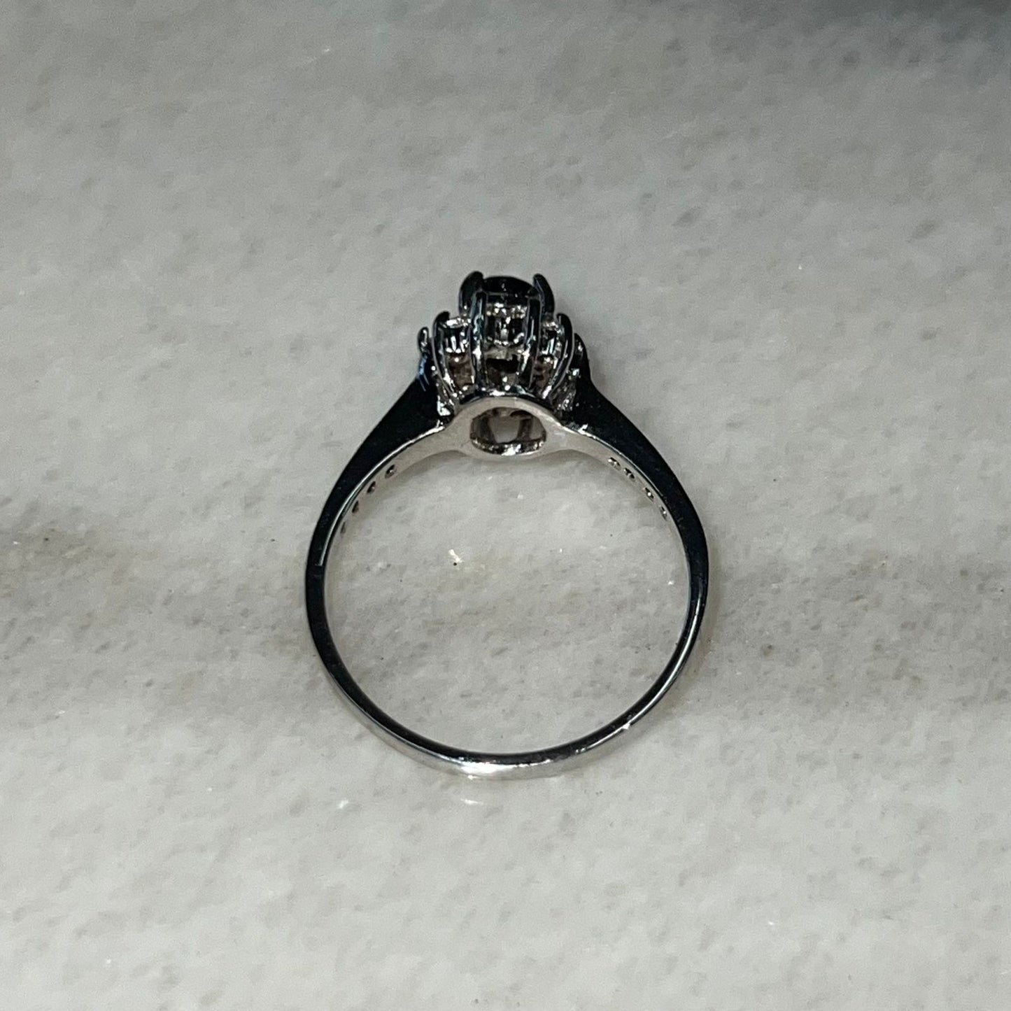 ANILLO HALO, ZAFIRO Y DIAMANTES