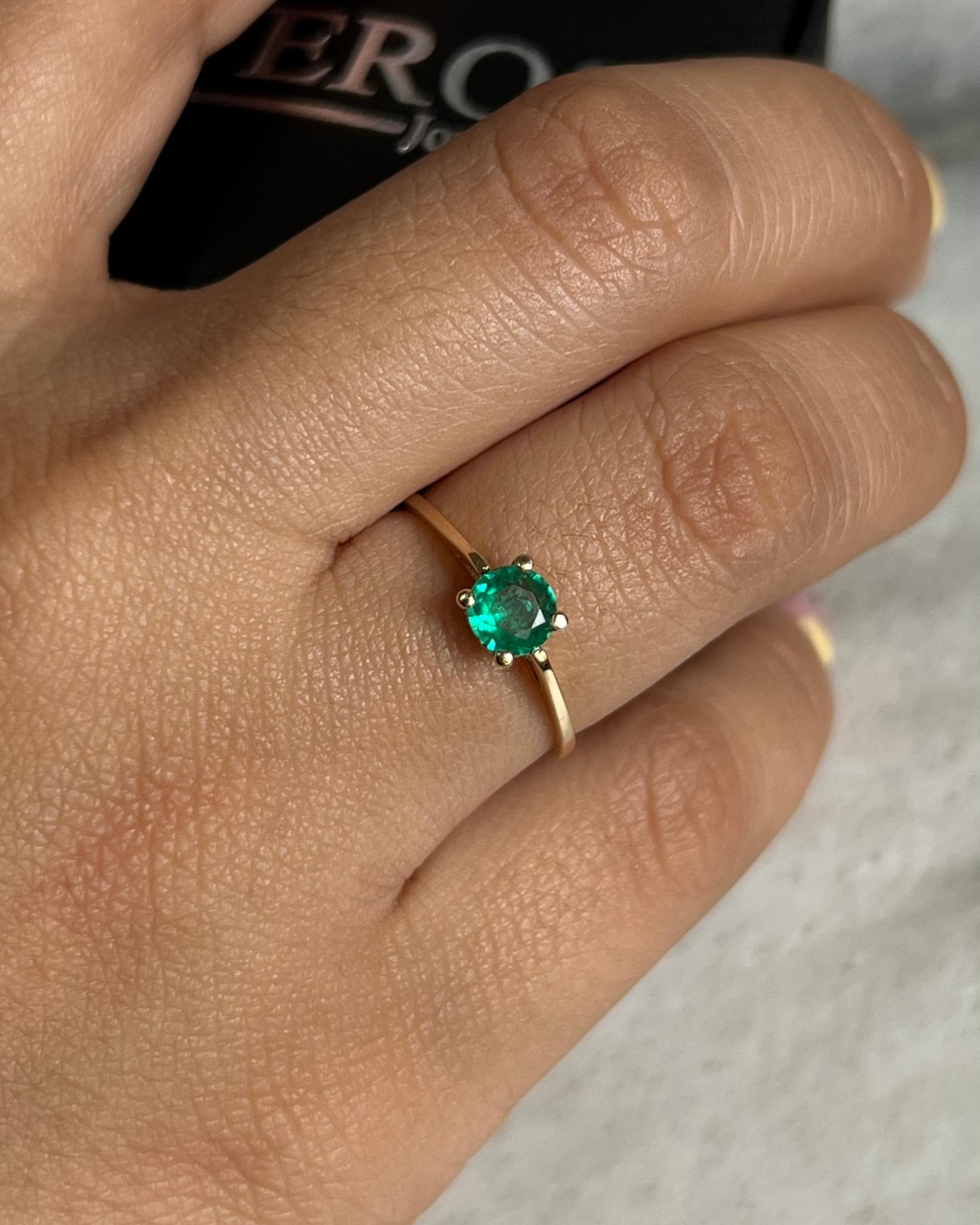 SOLITARIO EROS EN ORO 18K ESMERALDA 0,40CT